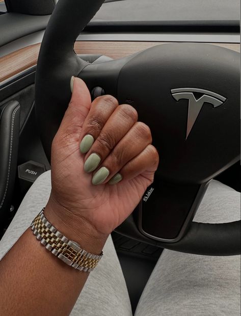 Black Woman Nails Dark Skin, Green Nails On Brown Skin, Green Classy Nails, Green Nails Black Women, Spring Nails Black Women, Classy Fall Nails Short, Kids Manicure, Pale Nails, Short Nail Ideas