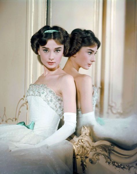 BONJOUR Audrey Hepburn Photography, Love In The Afternoon, Aubrey Hepburn, Celebrity Icons, Blake Edwards, Audrey Hepburn Photos, Art Stories, Tony Award, Audrey Hepburn Style