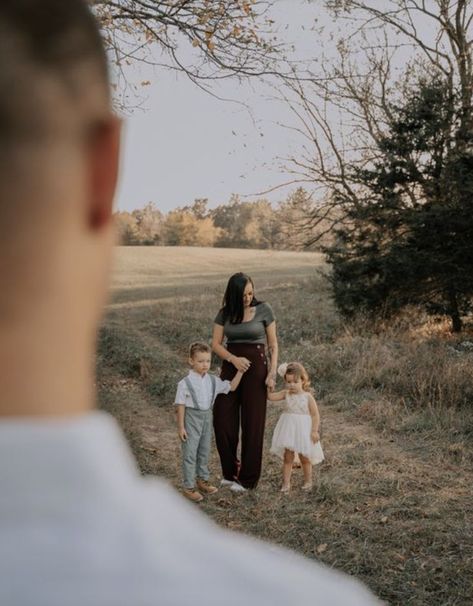 Family Photoshoot Family Of 4, Outdoor Family Of 4 Photo Ideas, Family Of 4 Photoshoot Ideas, Family Of 4 Photo Poses, Family Photography Poses For 4, Family Of 5 Photo Ideas, Young Family Photoshoot, Unique Family Photoshoot Ideas, Family Of Four Photoshoot