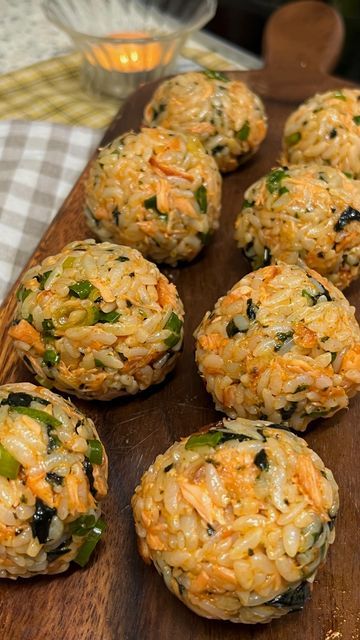 Heyin on Instagram: "these salmon gochujang rice balls are 🫶 soooooo good and the gochujang (korean red pepper paste) gave it a little kick! detailed recipe is in my bio✨🤍 #easyrecipe #salmon #riceballs #riceball #주먹밥 #quickrecipe #lunchideas #쉬운요리 #자취요리 #dinnerideas #asmrfood #lunchtime #lunchideas" Salmon Sushi Balls, Salmon Rice Ball, Riceball Recipes, Salmon Rice Balls, Rice Ball, Sushi Recipes Homemade, Salmon Sushi, Salmon And Rice, Red Rice