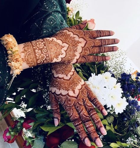 Same Mehndi On Both Hands, Stylish Henna Designs For Back Hand, Mehendi New Designs For Hands, Mehdi Degine Bridal, Henna Mehndi Design, Khafif Henna Designs, Khafif Mehndi Designs Simple, Stylish Mehndi Designs Fashion, Full Mehndi Designs Hands