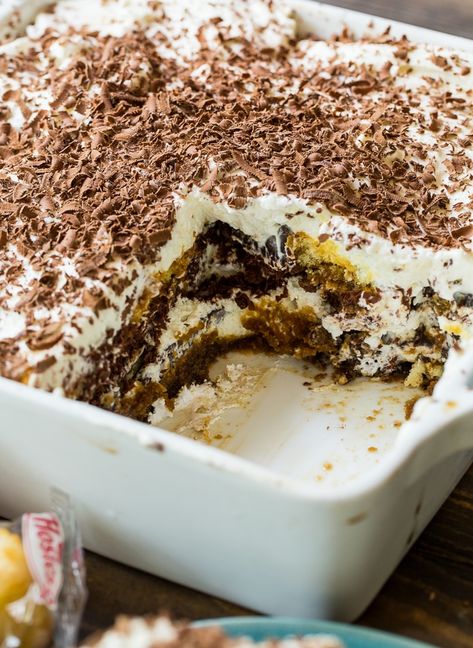 Twinkie Tiramisu is a great make-ahead dessert. Best Eclairs Recipe, Twinkie Desserts, Cake Tiramisu, Easy Tiramisu, Easy Pound Cake, Chocolate And Vanilla Cake, Eclair Recipe, Make Ahead Desserts, Tiramisu Recipe