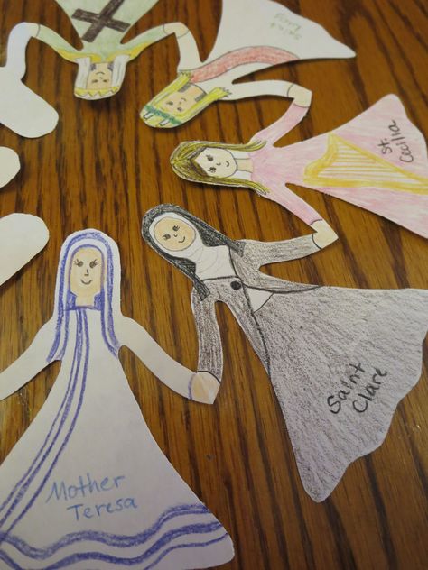 Make these adorable Saint paper chain crafts for All Saints Day. A great way to be creative! #catholicicing #catholickids #allsaintsday All Saints Day Coloring Pages, Saint Crafts For Kids, All Saints Day Crafts For Kids, All Saints Day Crafts, Paper Doll Chain, Chain Crafts, Catholic Kids Activities, Liturgical Living, Paper Chain