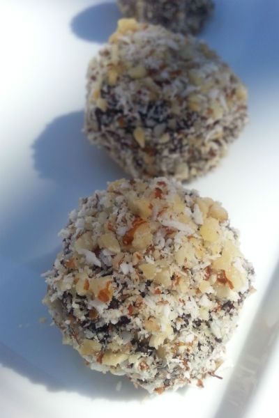 Life is busy. Living healthy can be time consuming, so simplify by pre-making quick, tasty, on-the-go protein balls to energize you during those workouts. Sun Warrior, Extra Protein, Protein Powder Recipes, Protein Balls, Energy Snacks, Healthier Recipes, Living Healthy, Protein Ball, Energy Balls