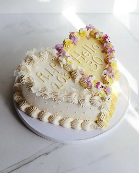 22 Stunning 30th Birthday Cake Ideas For Women. - The Perfect Cake Idea Birthday Cake Ideas 40th Women, Birthday Cake Ideas 30th For Woman, Cake Ideas 40th Birthday Women, Female 30th Birthday Cake, Best Birthday Cakes For Women, Women’s 30th Birthday, 30th Birthday Ideas For Women Simple, Cute 30th Birthday Cakes, 30 Th Birthday Party Ideas For Women Decoration