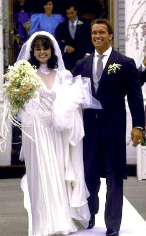 Maria Shriver & Arnold Schwarzneger. Maria's in a real '80s get-up. Celebrity Wedding Photos, Maria Shriver, Hollywood Wedding, Famous Couples, Classic Wedding Dress, Modest Wedding, Vintage Bride, Arnold Schwarzenegger, Star Wedding