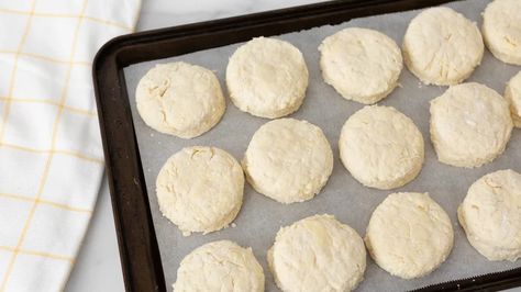 How To Freeze And Thaw Canned Biscuits For The Best Results Mcdonald's Biscuit Recipe, Mcdonalds Biscuits, Baking Powder Biscuits, Frozen Biscuits, Freezing Vegetables, Pillsbury Biscuits, Freezing Food, Make Ahead Freezer Meals, Canned Frosting