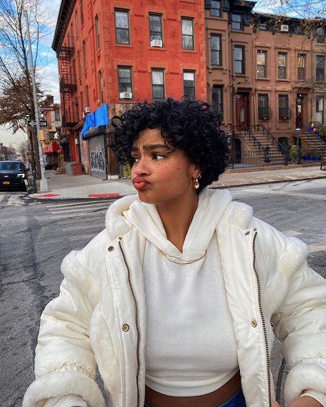 Curly Hair Short Black Women, Short Curly Pixie Cut Black Women, Pixie Cut Ondulado, 3c Short Curly Hair, Boycut For Women, Pixie Haircut For Curly Hair Natural, Short Curly Haircuts Natural Black Women, Short Curly Hair Black Women, Aiyana Lewis