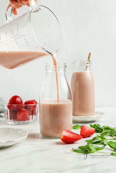 Strawberry Almond Milk - Vegetarian Mamma Hot Strawberry Milk, Diy Strawberry Milk, Strawberry Smoothie With Almond Milk, Strawberry Almond Milk Smoothie, Fruity Summer Drinks, Strawberry Almond Milk, Almond Milk Recipe, Lemon Poppy Seed Cookies, Poppy Seed Cookies