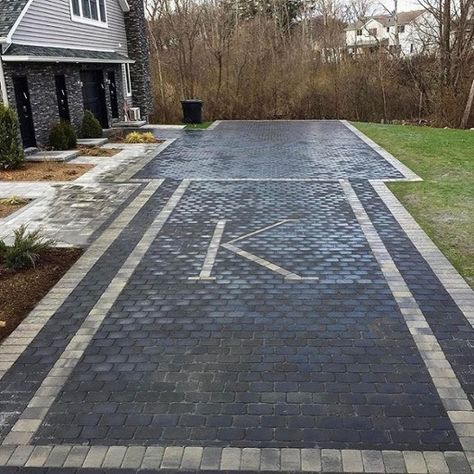 Unique personalized driveway. Because your initials deserve some love! Yard Walkway, Modern Driveway, Driveway Pavers, Stone Deck, Paver Designs, Paving Design, Patio Pavers Design, Mexico House, Driveway Design