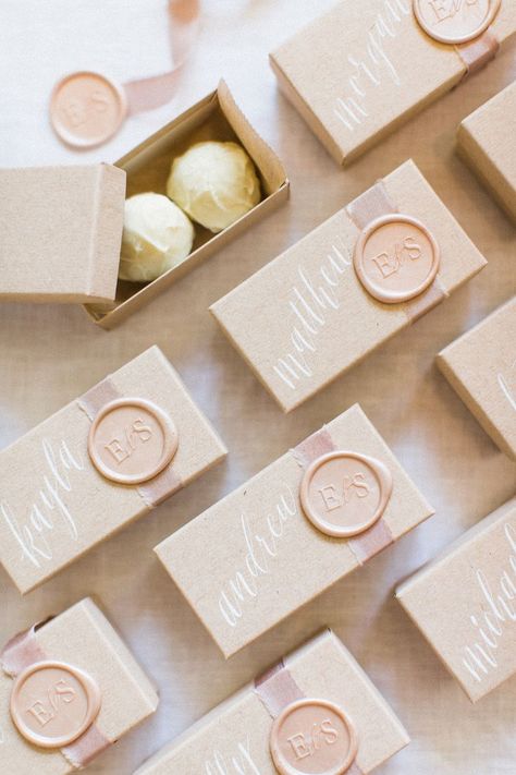 37 Edible Wedding Favors Guests Will Eat Up (Literally!) #weddingfavors #weddingfavorideas #weddingescortcards Wedding Take Home Gifts, Wedding Souvenirs For Guests, Modern Wedding Favors, Creative Wedding Favors, Inexpensive Wedding Favors, Edible Favors, Boda Diy, Chocolate Wedding Favors, Edible Wedding Favors