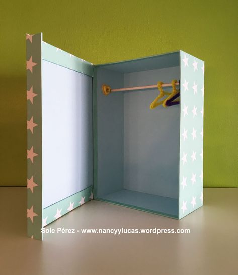 Armario para muñeca a partir de una caja – Nancy y Lucas en el siglo XXI Doll Clothes Storage Ideas, Barbie Organization, Cloth Organizer, Diy Barbie House, Accessoires Barbie, American Girl Doll Diy, Doll Closet, Doll Furniture Diy, Diy Barbie Clothes