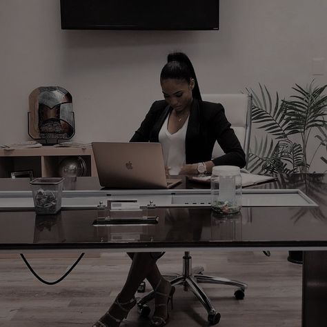 Business Woman Aesthetic Dark, Buissnes Woman At Work, Black Business Woman Aesthetic, Iris Landry, College Vision Board, Law School Inspiration, Woman Office, Women Ceo, Career Vision Board