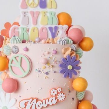 formerly The Yummy Pudding Co on Instagram: "You need to watch this if you want to create a... Super groovy birthday cake ☮️✌🏼 Channelling my inner 60s girl for this 'Four Ever Groovy' birthday cake complete with chocolate dipped balls, piping, sprinkles and amazing toppers and charms from @burntisland_occasions. What do you think? Is it groovy baby? This was inspired by another cake but I'm not sure who's it was - let me know if you think it was yours and I'll tag #fourevergroovy #60sbirt Fourever Groovy Birthday Cake, Groovy Birthday Cakes, Groovy Cake Pops, 6th Birthday Girl Themes, Two Groovy Birthday Cake, Groovy Cake Ideas, Double Digit Birthday Ideas, Groovy Birthday Cake, Four Ever Groovy