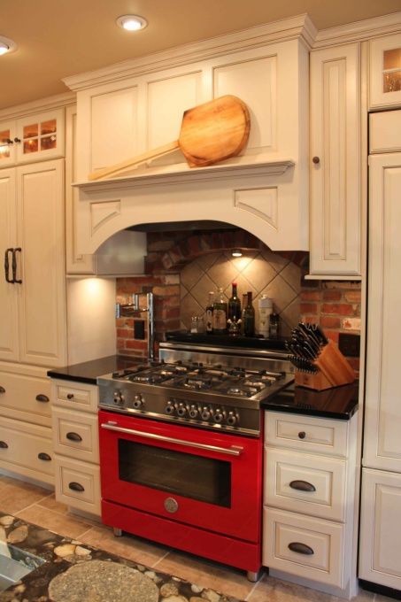 fun red industrial stove Kitchens With Red Stoves, Red Gas Range Kitchen, Tuscan Inspired Kitchen, Kitchen Colors For Walls, Red Fridge, Downstairs Kitchen, Colors For Walls, Stove Wall, Bluestar Range