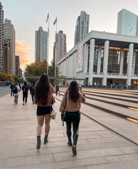 lincoln center, lincoln center aesthetic, new york city aesthetic, nyc aesthetic, nyc friends, nyc instagram post ideas, nyc outfit inspo, nyc show outfit ideas, walking in nyc, walking candid nyc pictures Lincoln Square Nyc, Show Outfit Ideas, Outfit Inspo Nyc, Outfit Ideas Nyc, Nyc Friends, Friends Nyc, Aesthetic New York City, Aesthetic New York, Instagram Post Ideas