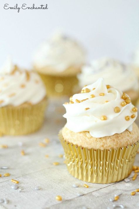 Champagne Cupcakes, New Year's Cupcake Recipe | #newyears #cupcakes #newyear #champagne New Years Eve Cupcakes, Holiday Cupcakes Christmas, Emily Enchanted, New Years Eve Cocktails, New Year's Eve Food, New Years Eve Dessert, New Year's Cupcakes, Cupcakes Red Velvet, Cupcakes Christmas