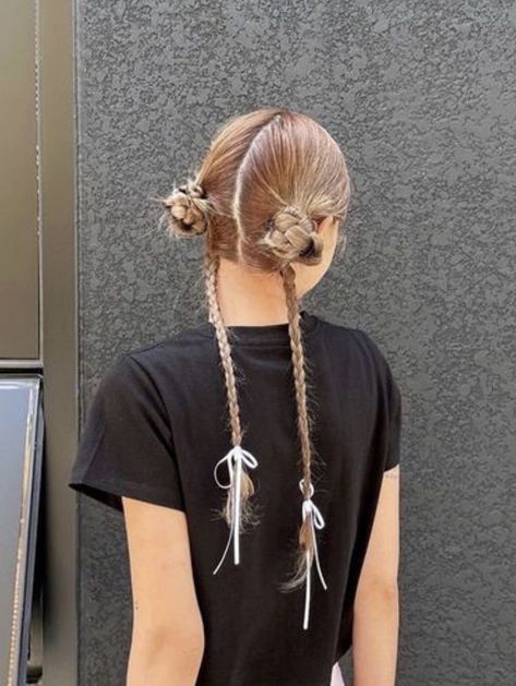 Cute Banana Clip Hairstyles, Space Buns Butterfly Clips, Artsy Hairstyle, Japanese Hair Styles, Hair Ribbons Hairstyles, Sweet Hairstyles, Hair Arrange, Ribbon Hairstyle, Peinados Fáciles Para Cabello Corto