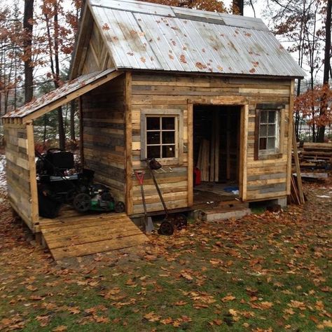 Pallet Cabin, Pallet Building, Backyard Storage Sheds, Pallet Shed, Pallet Furniture Ideas, Wooden Cabin, Pallet Beds, Pallet House, Backyard Storage