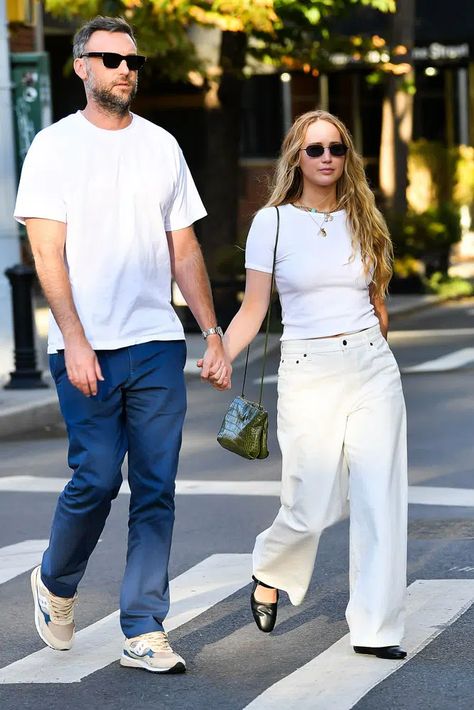 Jennifer Lawrence Street Style, Jennifer Lawrence Style, Tiny Dress, Celebrity Style Icons, White Jeans Outfit, Style Muse, Looks Street Style, Celebrity Street Style, Jennifer Lawrence