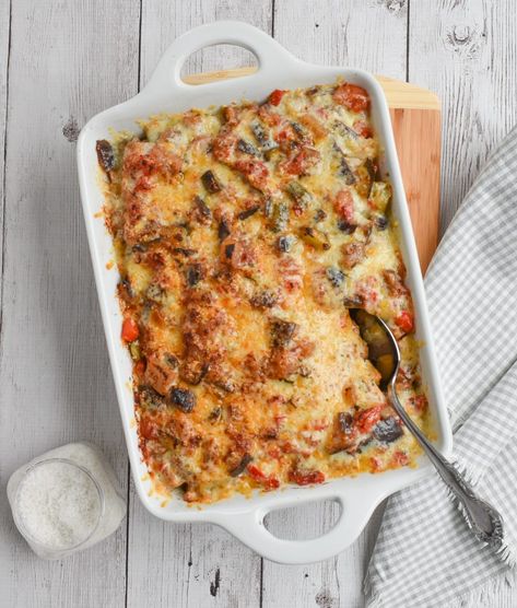 Low-FODMAP Ratatouille Garlic Bread Casserole, Gluten-free, Vegetarian | Rachel Pauls Food Garlic Bread Casserole, Low Fodmap Appetizers, Casserole Vegetarian, Bread Casserole, Low Fodmap Vegetables, Gluten Free Hamburger, Rachel Paul, Snacks Appetizers, Gluten Free Thanksgiving