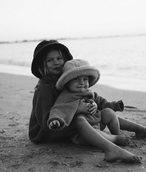 Family Beach Portraits, Sibling Photos, Motherhood Photography, Beach Family Photos, Future Mom, Cute Photography, Family Beach, Family Outdoor, Cute Family