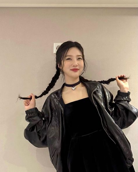 Joy Instagram, Park Sooyoung, Popular People, Red Velvet Joy, Rainbow Dress, Asian Hair, Girl Cakes, Korean Hairstyle, Korean Beauty