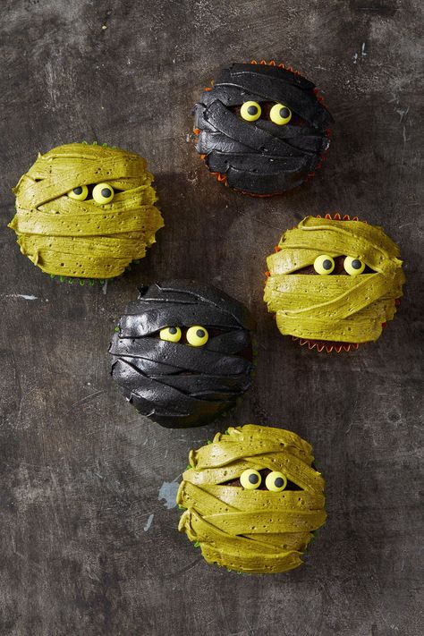 Mummy Cupcakesgoodhousemag Mummy Cupcakes, Black Cat Cookies, Halloween Pumpkin Cake, Chocolate Pumpkin Cake, Cute Halloween Treats, Postres Halloween, Imprimibles Halloween, Ghost Cupcakes, Food Halloween