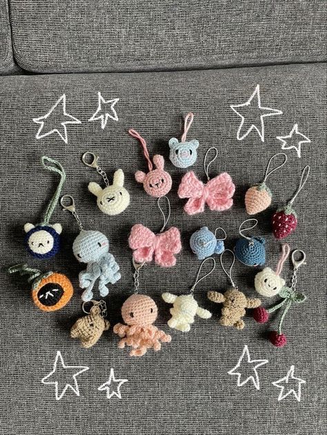 Cute Crochet Keychains Easy, Beginner Crochet Keychain, Keychain Aesthetic Crochet, Things To Crochet Aesthetic, Crochet Small Projects Gift Ideas, Random Things To Crochet, Crochet Buissnes, Crochet Shop Ideas, Simple Crochet Keychain