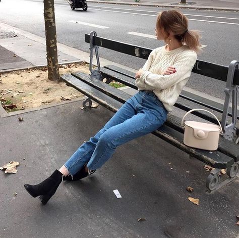 Louise on Instagram: “@solenelara 📷 . . . . . . #ootd #ParisianVibe #frenchvibes#ParisMonAmour #parisienne #parisian#loveit #fashion #amour…” Black Ankle Boots Outfit, Style Foto, Ankle Boots With Jeans, Black Boots Outfit, Boots Outfit Ankle, Boating Outfit, Fashion Styling, Captured Moments, Autumn Outfit