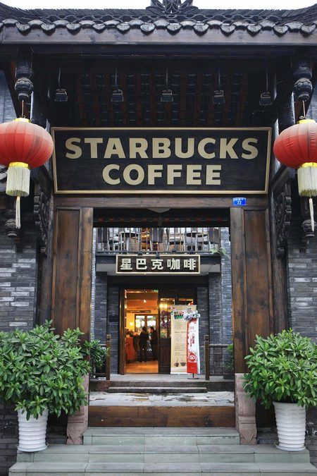 Starbucks en china, completamente diferente a lo que estamos acostumbrados, con la fachada de madera oscura y farolillos chinos a los  lados Starbucks Lovers, Chengdu, Chinese Restaurant, Coffee Cafe, Starbucks Coffee, Coffee Love, Cafe Restaurant, Coffee Addict, Coffee House