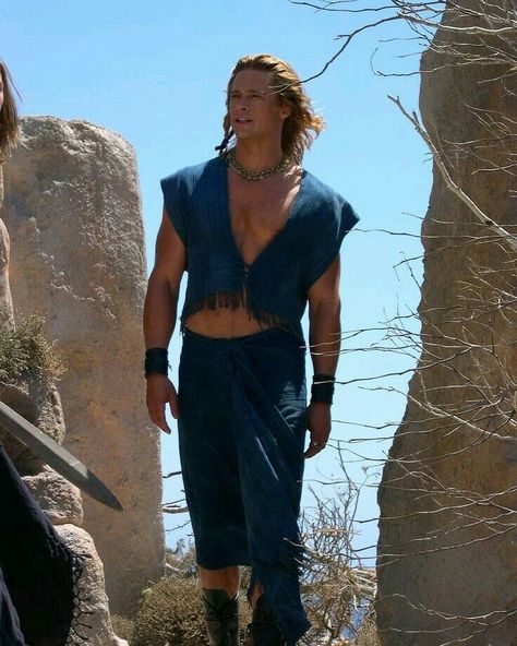 Brad Pitt as Achilles in ‘Troy’ Troy Movie Aesthetic, Troy Film, Achilles Troy, Troy Achilles, Brad Pitt Troy, Troy Story, Troy Movie, Ancient Greek Clothing, Greek Men