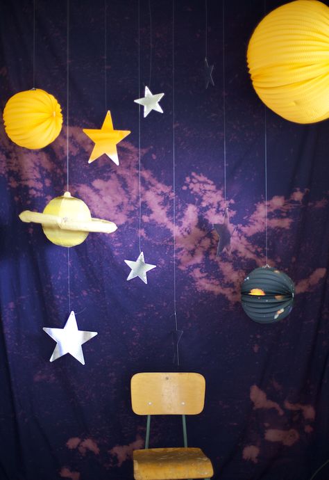 ~Ruffles And Stuff~: Love this space themed photo backdrop! Galaxy Photo Booth, Galaxy Backdrop Diy, Space Backdrop Diy, Outer Space Backdrop, Space Photo Backdrop, Galaxy Backdrop, Space Backdrop, Gauri Decoration, Buzz Lightyear Birthday Party