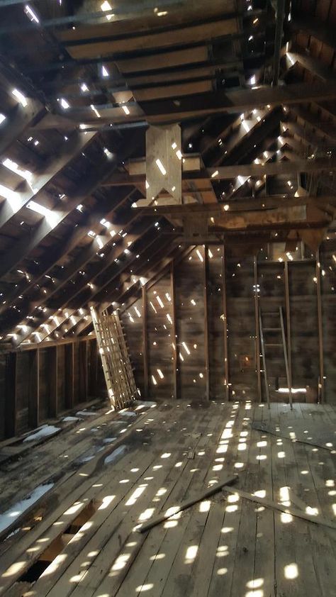 Old Attic, Loft Aesthetic, Barn Loft, Shed Interior, Barn Interior, Old Apartments, Old Room, House Inside, Foto Art