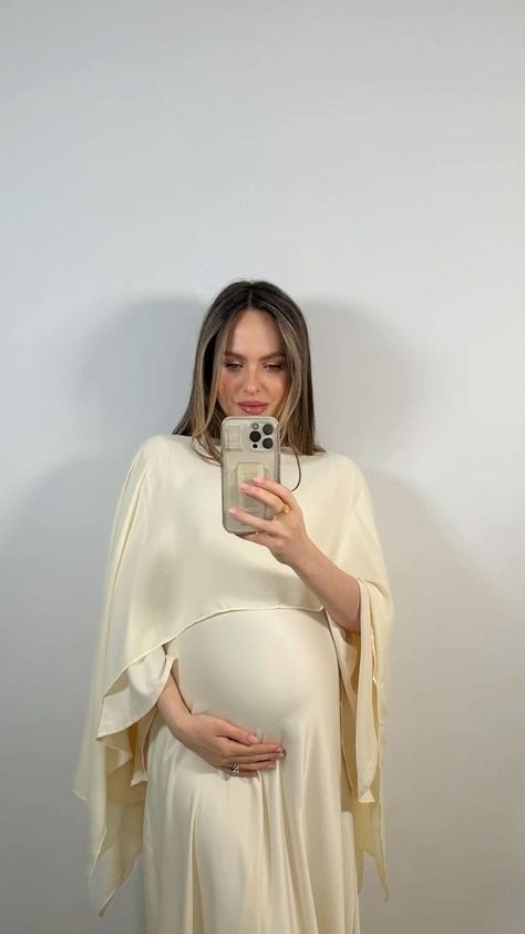 Yellow Dress Pregnant, Pregnant Graduation Outfit, Pregnant Cozy Outfits, Dressy Pregnancy Outfits, Muslim Pregnancy Outfits, Pregnancy Outfits For Wedding, Pregnant Aesthetic Outfit, Modest Maternity Photoshoot, Yellow Family Photo Outfits