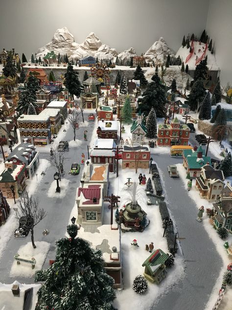 Christmas Village Layout, Christmas Village Ideas, Village Layout, Christmas Village Displays, Christmas Tree Village Display, Diy Christmas Village Displays, Xmas Village, Halloween Village Display, Bedford Falls