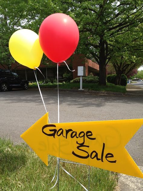 Inspired Whims: Garage Sale Tips & Tricks Yard Sale Signs Ideas, Yard Sale Hacks, Yard Sale Organization, Garage Sale Organization, Yard Sale Signs, Garage Sale Tips, Organized Garage, Garage Sale Signs, Sale Signs