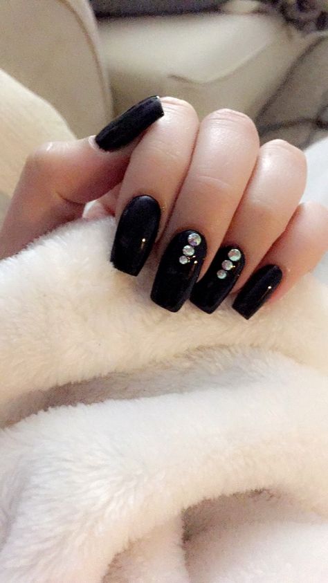 Onyx nails with diamond Nail Diamond Design, Black Nails With Diamonds, Onyx Nails, Nail Diamond, Classic Nails, Black Nail, Diamond Nails, Fire Nails, Pretty Acrylic Nails