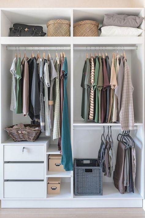 Learn about all of the many benefits of capsule wardrobes and how they can simplify your life at Refined Rooms Wadrobe Clothes Design, Building Closet, Ideas De Closets, Save Closet Space, Create A Capsule Wardrobe, Single Wardrobe, Wardrobe Organisation, Wardrobe Sets, Closet Layout