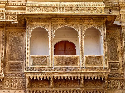 Indian Palace Exterior, Haveli Design, Indian Palace Architecture, Stone Elevation, Rajasthani Design, Morrocan Riad, Rajasthan Palace Interiors, Rajmahal Palace, Rajasthan Fort