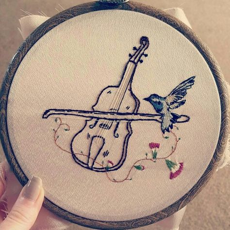 Violin Embroidery, Inspirational Embroidery, Music Embroidery, Simple Hand Embroidery Patterns, Small Embroidery, Diy Bag Designs, Diy Embroidery Patterns, Hand Embroidery Projects, Bird Embroidery