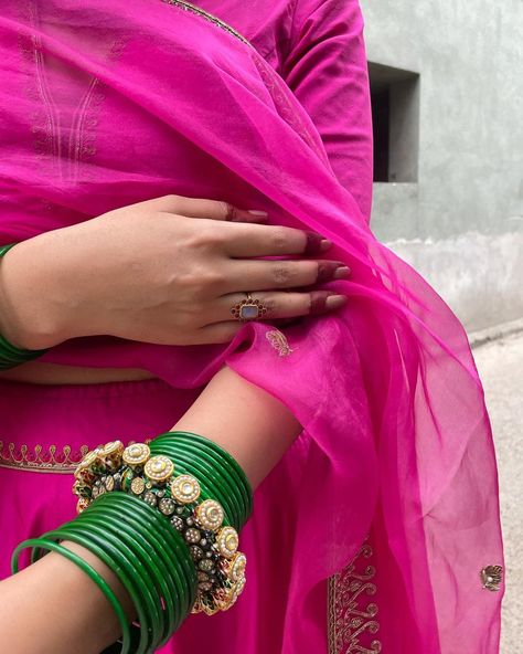 Neha Singh, Bridal Chura, Indian Look, Casual Indian Fashion, Desi Fashion Casual, Indian Jewellery Design Earrings, Traditional Indian Outfits, Indian Jewellery Design, Designer Dresses Casual