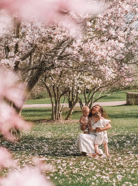 Cherry Blossom Mommy And Me, Magnolia Tree Photoshoot, Apple Blossom Photo Shoot, Blossom Photoshoot Family, Magnolia Photoshoot, Aesthetic Family Pictures, Spring Photo Shoot Ideas, Photo Shoot With Flowers, Shoot With Flowers