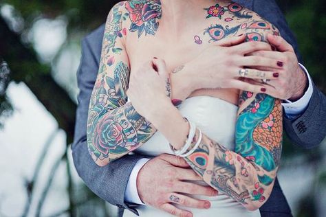 Las novias tatuadas mas bellas el dia de su boda Tattooed Brides, Tattoo Wedding, Pretty Punk, Colorful Tattoos, Rockabilly Wedding, Brides With Tattoos, Tattoos For Women Half Sleeve, Tea Party Wedding, Rock N Roll Bride