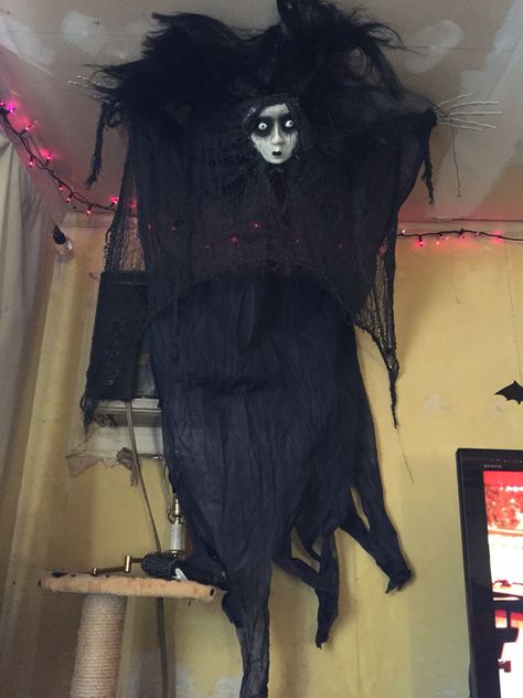 Insidious Halloween Decorations, Actually Scary Halloween Decorations, Black Creepy Cloth Halloween Decor, Creepy Dolls Scary Haunted Houses, Creepy Cloth Decorations Ideas, Scary House Decorations, Diy Scary Halloween Decorations Indoor, Halloween Creepy Decorations, Terrifying Halloween Decorations