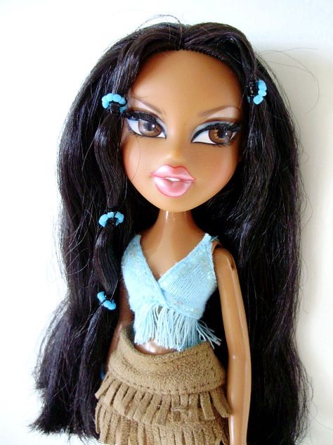 Bratz Doll Kiana, Bratz Wild Wild West Fianna, Brown Bratz Doll Aesthetic, Bratz Show, Bratz Wild Wild West, Hoco Aesthetic, Bratz Featherageous, Las Bratz, Bratz Makeup