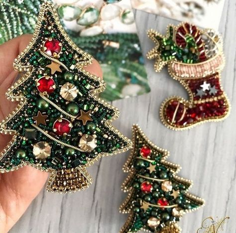 Bead Embroidery Christmas Tree, Christmas Beads Craft, Embroidery Christmas Ornaments, Advent Calendar Diy, Felt Crafts Christmas, Beaded Christmas Ornaments, Christmas Bead, Bead Embroidery Jewelry, Felt Christmas Ornaments