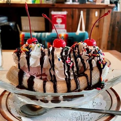 Banana Split Aesthetic, Ice Cream Sundae Recipe, Frozen Snack, Diner Recipes, Doughnut Cake, Tasty Pasta, Ice Cream Party, Banana Split, Fake Food