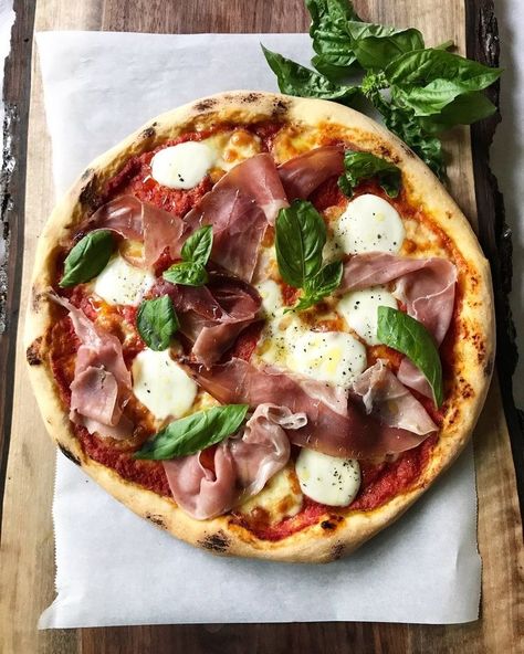 Pizza With Prosciutto, Mozzarella Prosciutto, Cooking Torches, Pizza Life, Prosciutto Pizza, Indoor Grills, Italian Pizza Recipe, Pizza Style, Pizza Food