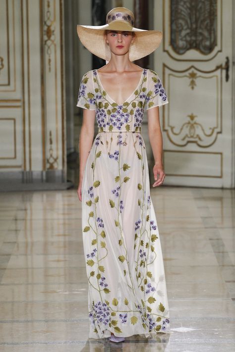 See the complete Luisa Beccaria Spring 2016 Ready-to-Wear collection. Luisa Beccaria, Milano Fashion Week, Spring Summer 2016, 2016 Fashion, Large Fashion, Couture Collection, Summer 2016, Primavera Estate, Milan Fashion Week